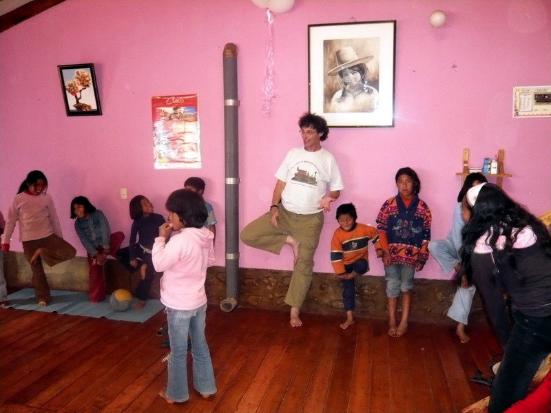 Vrsksasana with kids against walls